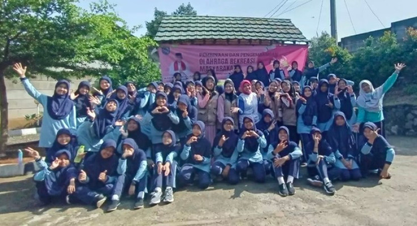 Pilihan santriwati senam bareng dsn diajak minum tablet tambah darah. (Foto: Dok Diskominfo Kota Depok)