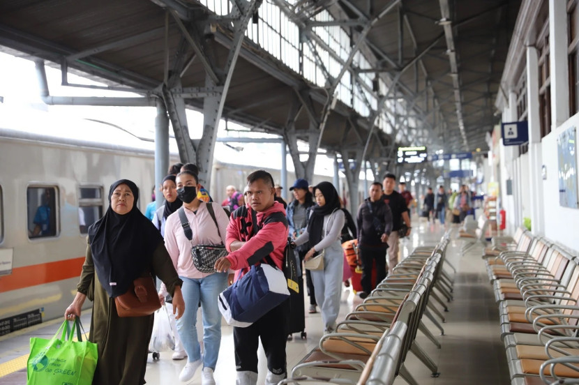 Ilustrasi. Penumpang di Stasiun Pasar Senen, Jakarta Pusat. (Foto: Humas PT KAI)