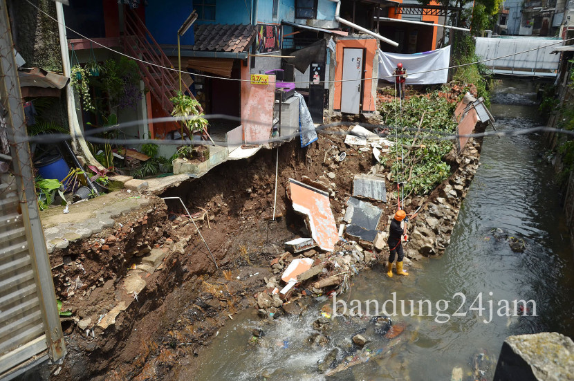 Kirimir longsor di bantaran Sungai Citepus, Jalan Industri Dalam, Kelurahan Arjuna, Kota Bandung, Ahad (17/11/2024). Foto: Edi Yusuf 