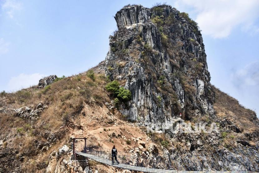 Tebing Citatah di Bandung dulunya adalah palung laut yang pertama terangkat. Foto: Republika.