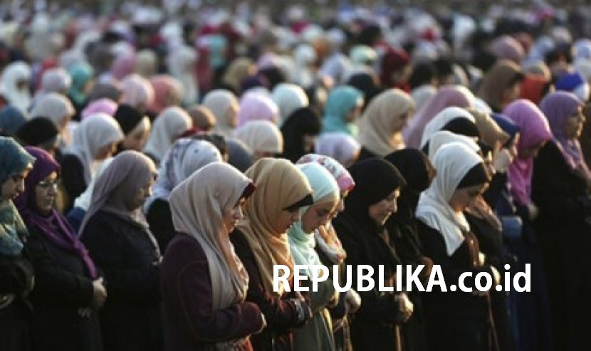 Muslimah melaksanakan Sholat Jumat. Bolehkah perempuan muslimah melaksanakan sholat Jumat di masjid bersama para pria? Sumber:Dok Republika