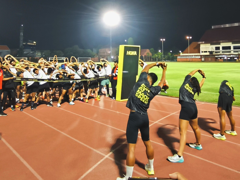 Ratusan pelari melakukan peregangan sebelum mengikuti run challenge bertajuk MACH ATTACK: A Mach X2 Experience di Lapangan Thor Surabaya, Kamis (21/11/2024). Dadang Kurnia