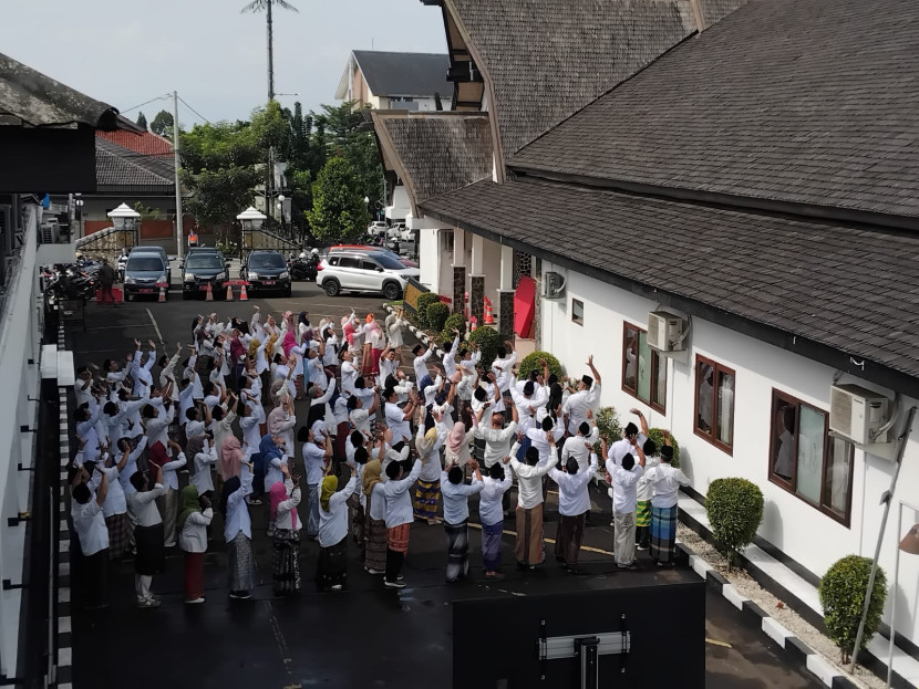 ASN Pemkot Sukabumi mengikuti pemecahan memecahkan rekor MURI “Pemakaian Sarung Tenun oleh ASN Terbanyak” yang diikuti oleh 30.000 ribu ASN di seluruh Jawa Barat, Jumat (22/11/2024).