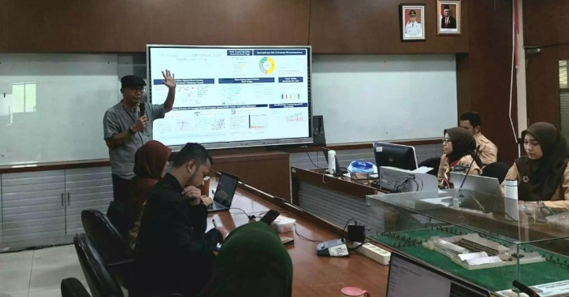 Pakar perencanaan wilayah dan kota Universitas Trisakti, Yayat Supriatna sedang memaparkan kebijakan pembangunan. (Foto: Dok Diskominfo Kota Depok)