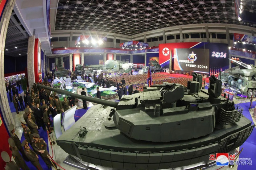 Korut meluncurkan versi baru tank M2020. Sumber: Yonhap