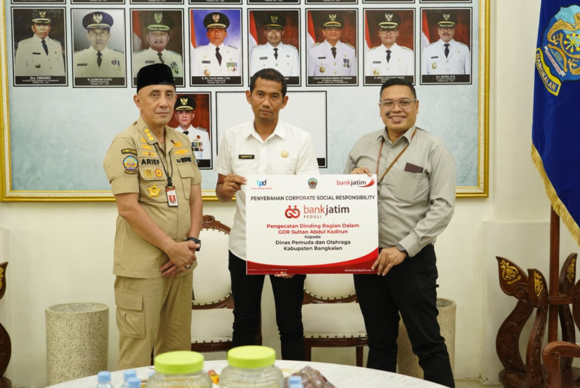 Penyerahan bantuan CSR dari Bank Jatim ke Pemkab Bangkalan