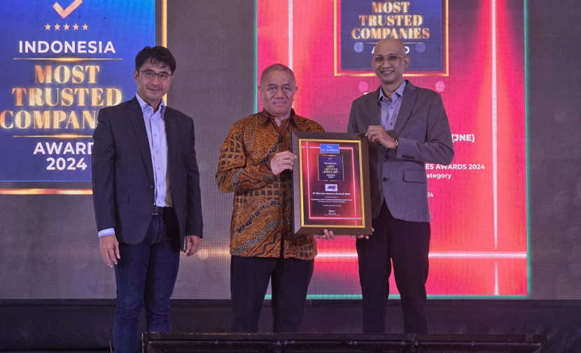 Penghargaan Indonesia Most Trusted Companies Award 2024 diberikan langsung oleh Arif Hatta selaku Pemimpin Redaksi The Iconomics bersama Alex Mulya selaku Director of Research & Brand Strategy The Iconomics kepada M Feriadi Soeprapto selaku Presiden Direktur JNE. (Foto: Dok RUZKA INDONESIA)