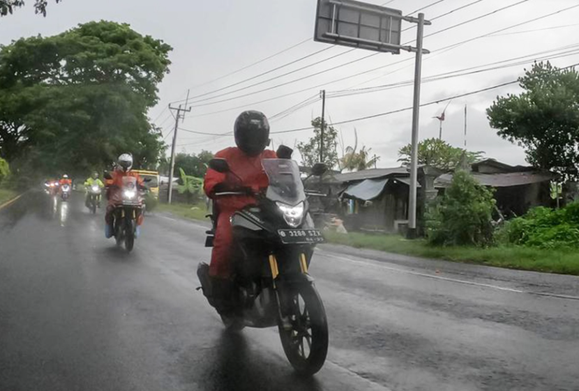 Berkendara di musim hujan perlu ekstra waspada. Dok. WMS