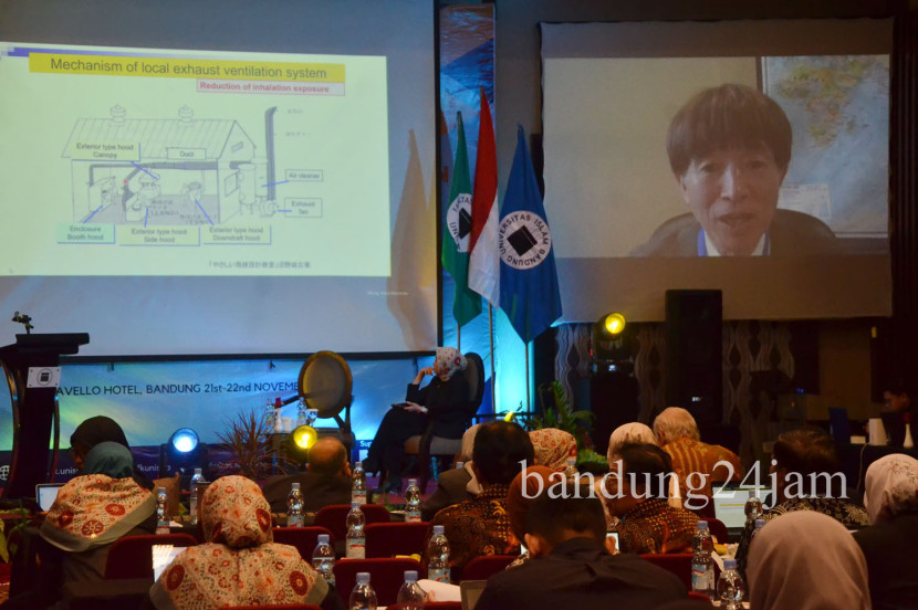 Prof Yosuo Morimoto menyampaikan pemaparan saat acara 4TH Bandung International Conference on Medical and Health Science (BICMHS), di Kota Bandung, Kamis (21/11/2024). Foto: Edi Yusuf