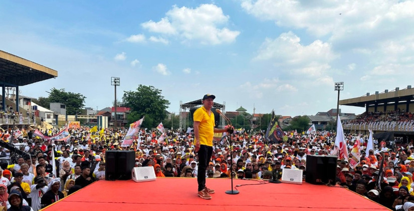 Tokoh Golkar Pusat, Fadh Arafiq sedang memberikan orasi di Kampanye Akbar yang dihadiri ribuan pendukung Imam-Ririn di Stadion Mahakam, Sabtu (23/11/2024). (Foto: Dok Ruzka)