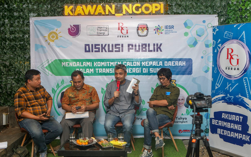 Tiga penanggap dan moderator pada diskusi publik transisi energi. (FOTO: D Oskandar)