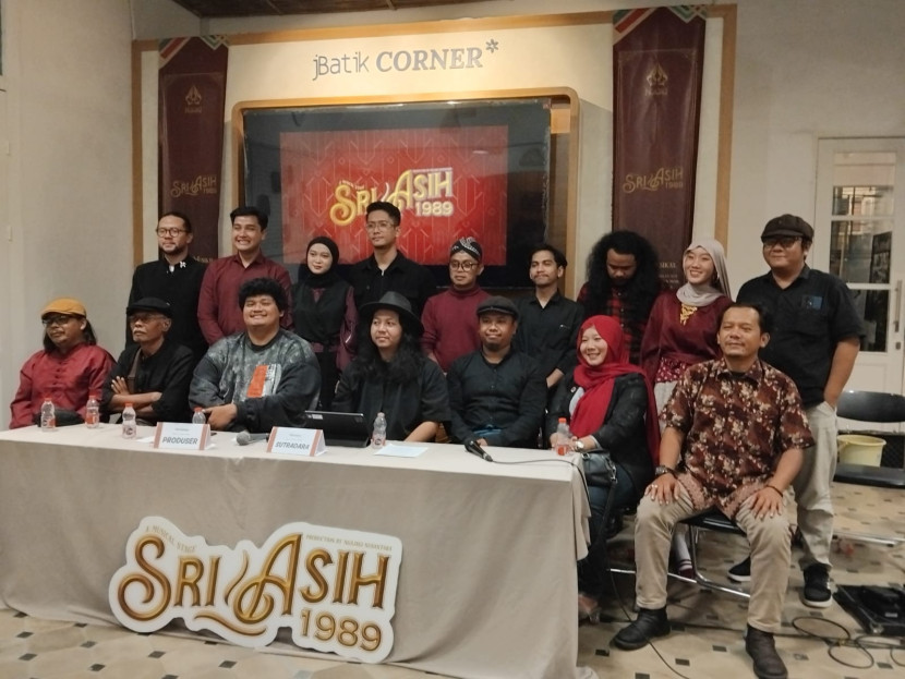 Konferensi pers pertujunjukan musikal Sri Asih 1989 yang digelar di Rumah Batik Fractal Kota Sukabumi, Jumat (22/11/2024) malam.