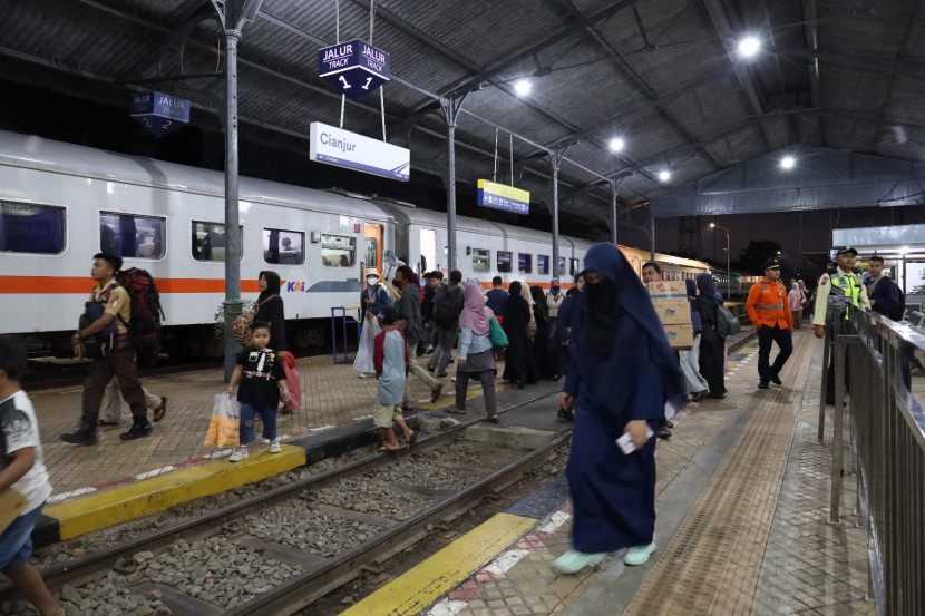 Suasana di stasiun kereta api, PT KAI Daop 2 Bandung telah menjalankan PSO kepada masyarakat melalui beberapa rute