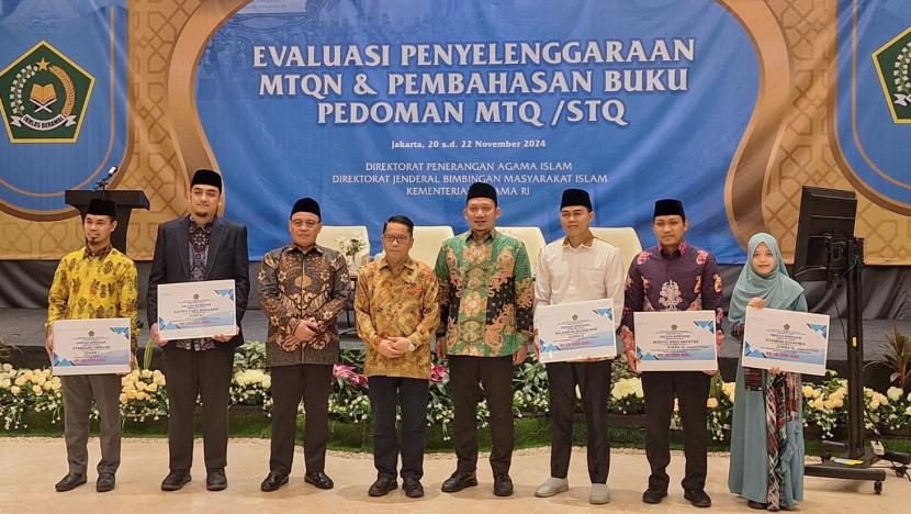 Dirjen Bimas Islam saat memberi apresiasi kepada para juara MTQ Internasional. Foto: Kemenag