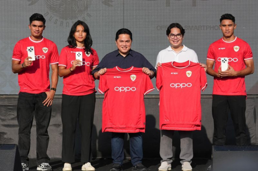 Ketua Umum PSSI Erick Thohir bersama prmain Timnas Indonesia dan pihak Oppo berfoto dalam acara penandatanganan nota kesepahaman antara PSSI dan Oppo selaku mitra atau sponsor di Jakarta, Sabtu (23/11/2024). (Foto: Ruzka Indonesia/PSSI)