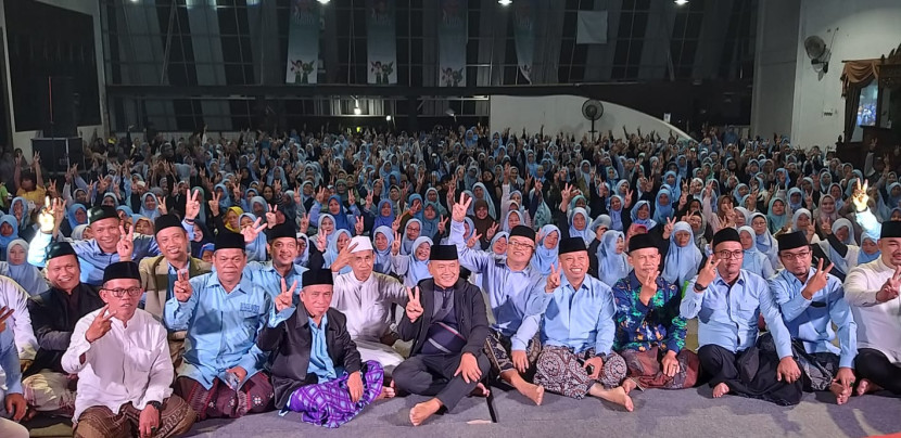 Supian Suri, calon Wali Kota Depok, berfoto bersama sejumlah ulama dan ribuan warga Grogol pada acara Munajat Kubro, Sabtu (23/11) malam.