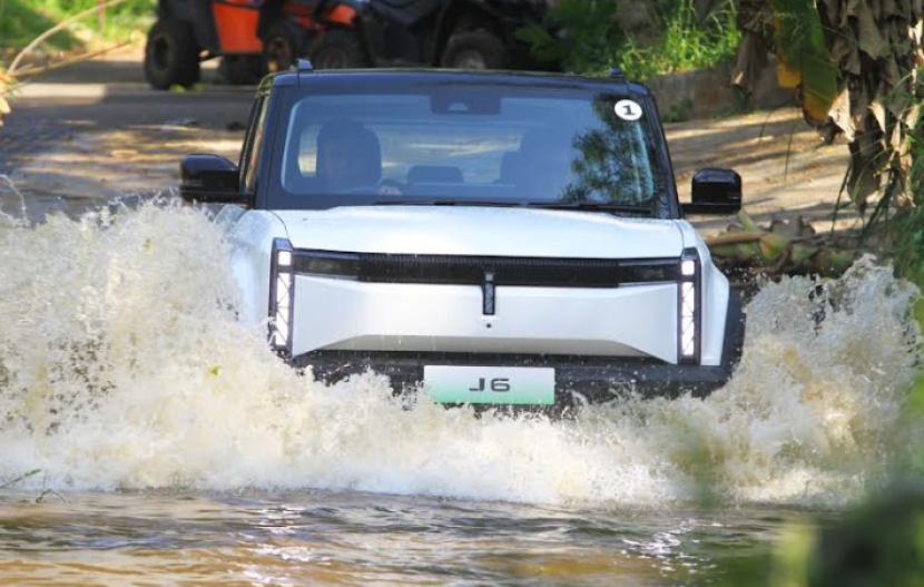 Chery J6 ketika melintasi medan berat.      dok Chery