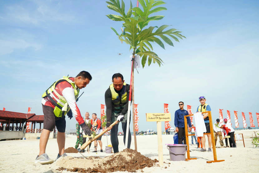 Panglima TNI Jenderal Agus Subiyanto menanam pohon di Pulau Kelor, Kepulauan Seribu. Sumber: Seputar Militer