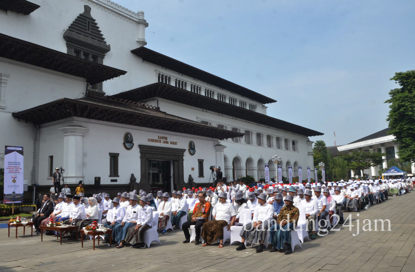 ASN Jabar memakai sarung tenun Majalaya saat acara 'Pemecahan Rekor MURI ASN Pakai Sarung Tenun Terbanyak' di depan Gedung Sate, Kota Bandung, Jumat (22/11/2024). Foto: Edi Yusuf