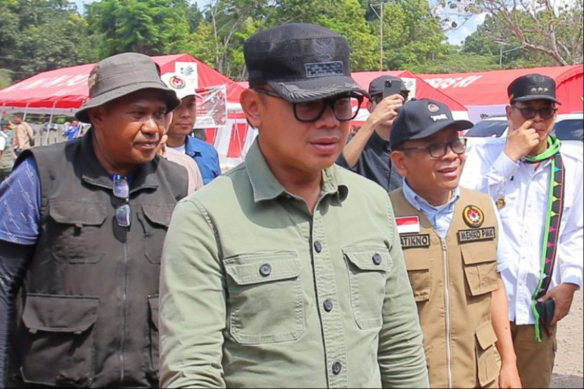 Wakil Menteri Dalam Negeri Bima Arya Sugiarto mendampingi Menteri Koordinator Bidang Pembangunan Manusia dan Kebudayaan Pratikno meninjau lokasi pengungsian korban erupsi Gunung Lewotobi Laki-laki di Flores Timur, Nusa Tenggara Timur, Minggu (24/11/2024). (Foto: Dok Ruzka Indonesia/Kemkodigi)