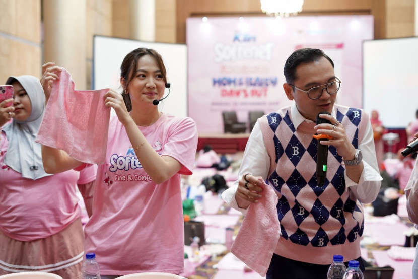  Selebritis Shania Junianatha atau akrab disapa Shanju mencoba sentuhan pada bayi lewat pijatan lembut di sesi workshop “Mom & Baby Day’s Out” yang digelar oleh SoKlin Softener Fine & Comfort di Jakarta, kemarin. (Foto: Dok Ruzka Indonesia)