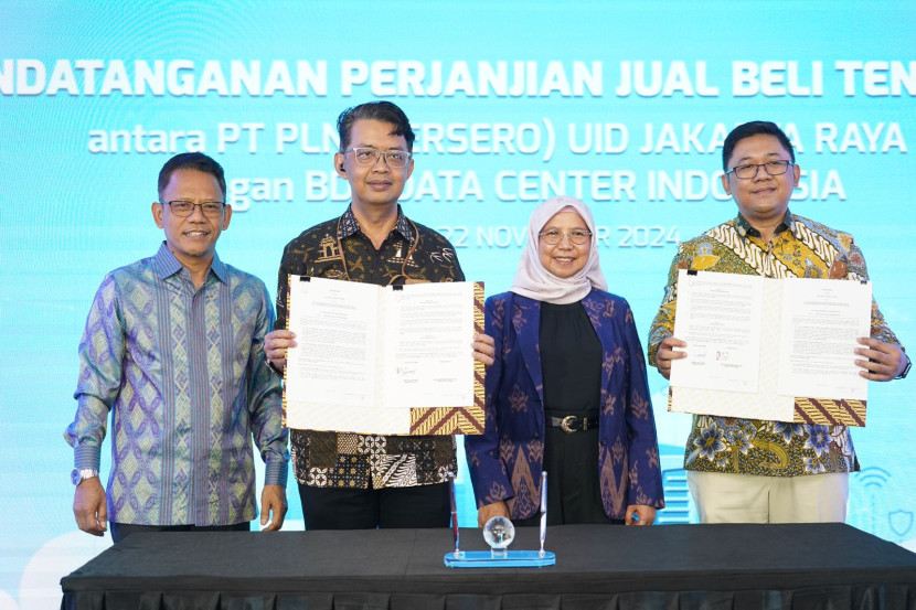 General Manager PLN UID Jakarta Raya, Lasiran (kiri), Manager PLN UP3 Bulungan, Dasih Listyanto, Direktur Retail & Niaga, Edi Srimulyanti, dan CEO SM+, Herson Suindah (kanan) usai penandatangan perjanjian jual beli tenaga listrik antara PLN UID Jakarta Raya dan PT Starone Mitra Telekomunikasi (BDX Data Center Indonesia) di Jakarta, kemarin, (Foto: Ruzka Indonesia/PLN)