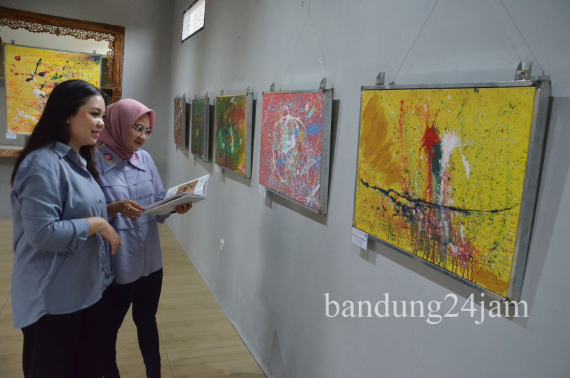 Pengunjung melihat karya lukisan 'Titik Hening, ini Ekspresi Dikala Sepi' di Galeri Lorong Senja, Cijagra, Buahbatu, Kota Bandung, Senin (24/11/2024). Foto: Edi Yusuf