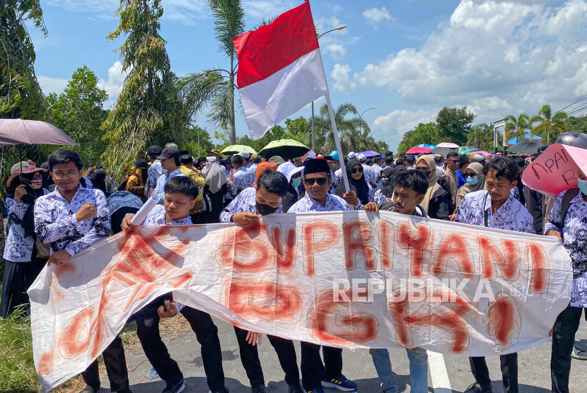 Para guu di Konawe Selatan memberikan dukungan kepada guru Supriyani saat menjalani persidangan. (FOTO: Antara)