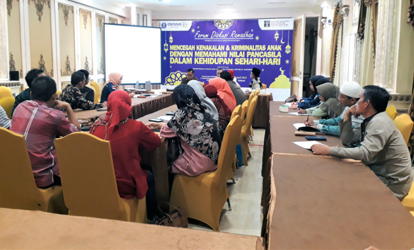 FGD oleh PBH Peradi Palembang yang membahas kenalakan anak dan perlindungan guru. (FOTO : Maspril Aries)