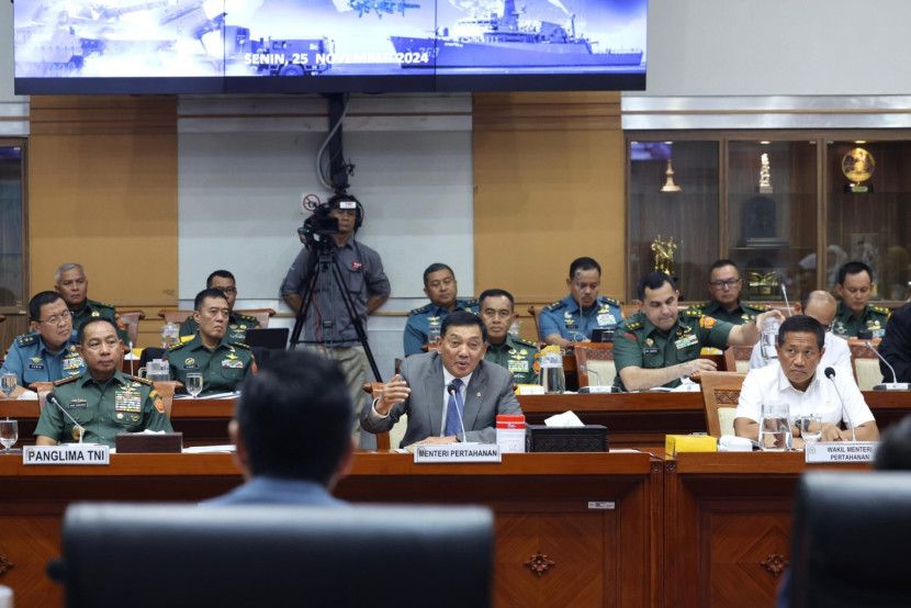 Menhan Sjafrie Sjamsoeddin saat rapat dengar pendapat dengan Komisi I DPR di Kompleks Parlemen, Senayan, Jakarta Pusat, Selasa (25/11/2024). Sumber: Seputar Militer