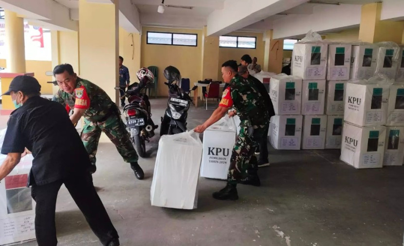 Babinsa TNI ikut membantu penyaluran logistik Pilkada Kota Depok. (Foto: Dok Diskominfo Kota Depok)