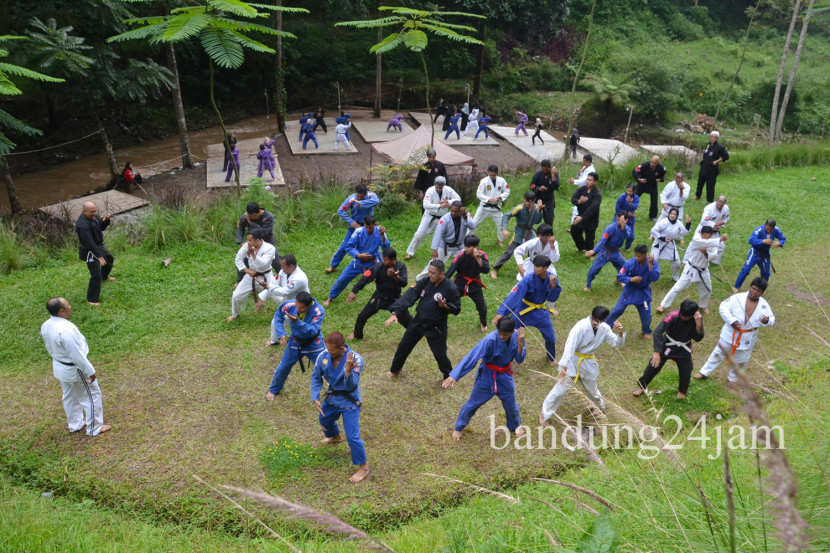 Perguruan beladiri Koporyu Jujitsu Indonesia (KJI) dan Women Self Defense of Koporyu (WSDK) menggelar kegiatan Gashuku dan ujian kenaikan tingkat sabuk hitam (DAN) tingkat Nasional di Lembang, Kabupaten Bandung Barat, Sabtu (23/11/2024). Foto: Edi Yusuf