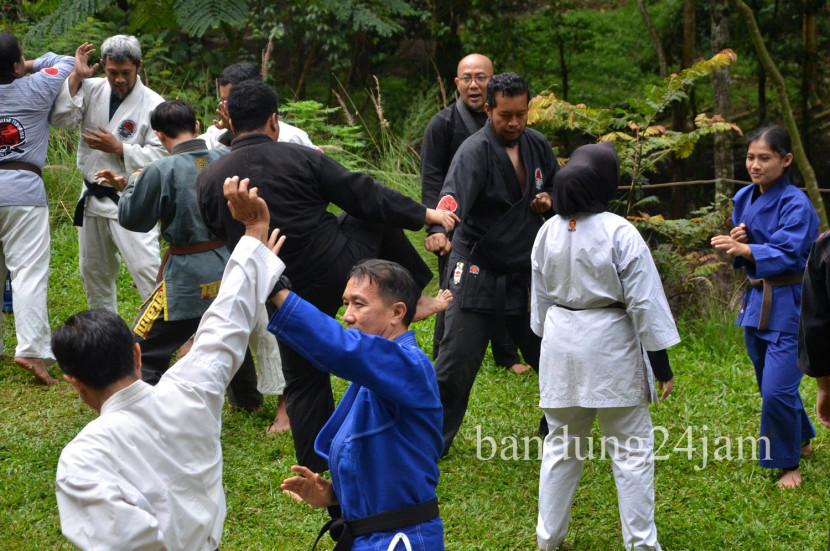 Perguruan beladiri Koporyu Jujitsu Indonesia (KJI) dan Women Self Defense of Koporyu (WSDK) menggelar kegiatan Gashuku dan ujian kenaikan tingkat sabuk hitam (DAN) tingkat Nasional di Lembang, Kabupaten Bandung Barat, Sabtu (23/11/2024). Foto: Edi Yusuf