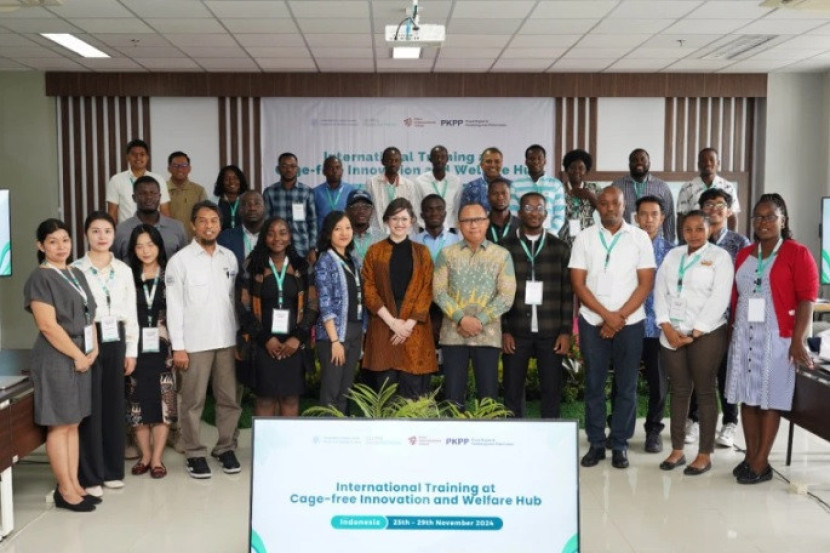 Para peserta Pelatihan Sistem Peternakan Telur Bebas Sangkar UGM. Foto: UGM 