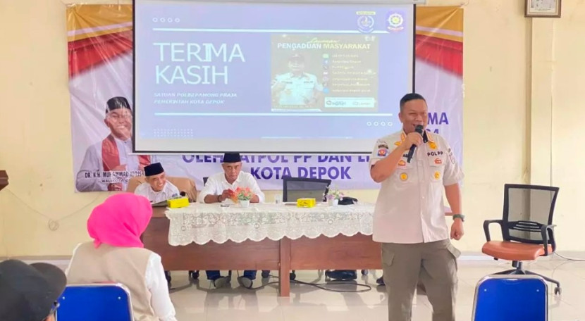 Kepala Seksi (Kasi) Trantibum Satpol PP Kota Depok, Raden Agus Muhammad sedang melakukan sosialisasi Perda Ketertiban Umum. (Foto: Dok Diskominfo Kota Depok)