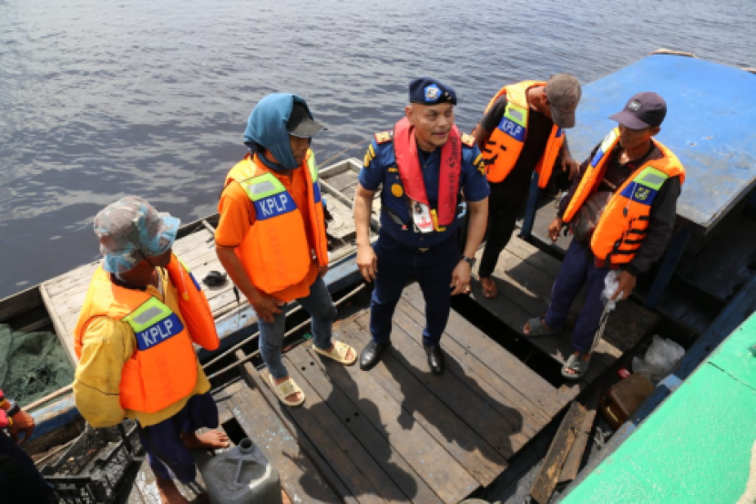 Direktur KPLP Jon Kenedi berdiskusi dengan pelayaran rakyat di Dumai, Riau. Sumber: Situs Resmi Ditjen Hubla