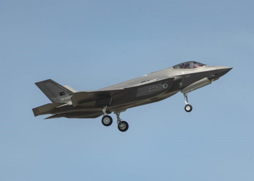 Pesawat F-35A Angkatan Udara Turki pertama selama penerbangan perdananya Sumber: Clinton White/High Brass Photo