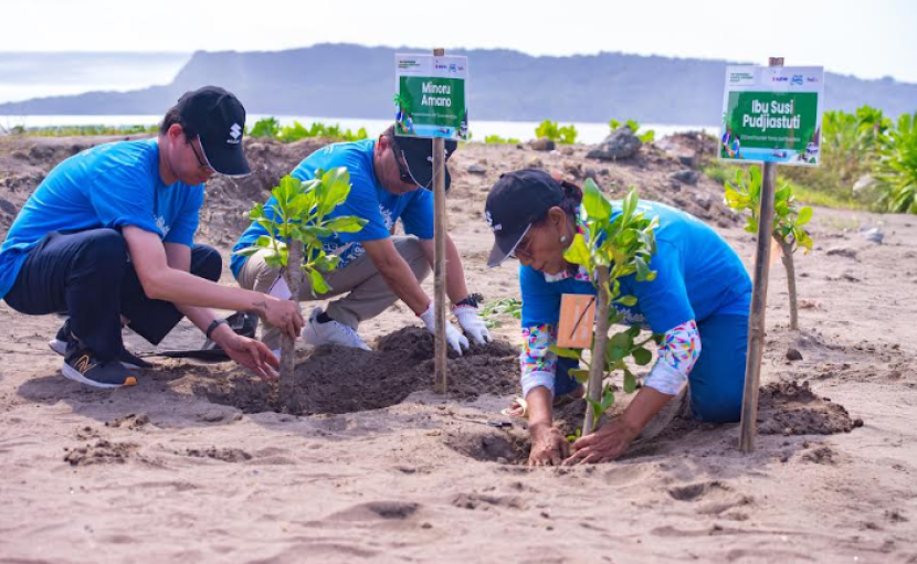 PT SIS dan Pandu Laut Nusantara melakukan penanaman 10.000 mangrove di perairan Madasari, Jawa Barat.