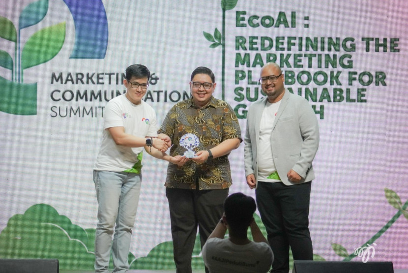 Dokter penyakit dalam Dokter Dirga Sakti Rambe, M. Sc, Sp.PD (tengah) bersama Ketua Panitia MarComm Summit 2024, Roy Hendrata Gozalie (kiri) usai menjadi narasumber Asosiasi Asuransi Jiwa Indonesia (AAJI) AAJI Marketing Communication Summit 2024 EcoAI: Redefining the Marketing Playbook for di M Bloc Live House, Jakarta, Kamis (21/11/2024). (Foto: Dok Ruzka Indonesia/AAJI)