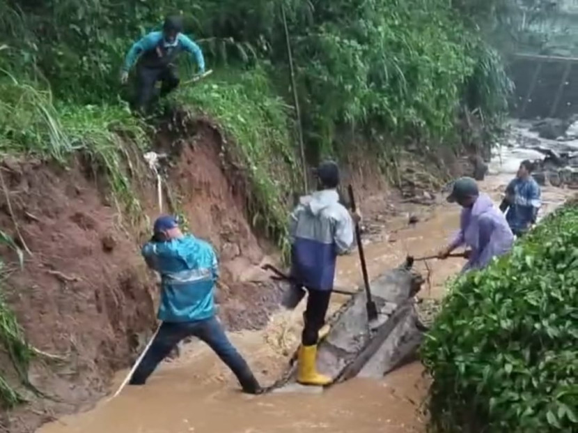 Para pekerja di TPU Cikutra sedang memperbaiki kirain akibat longsor setelah hujan lebat Rabu kemarin