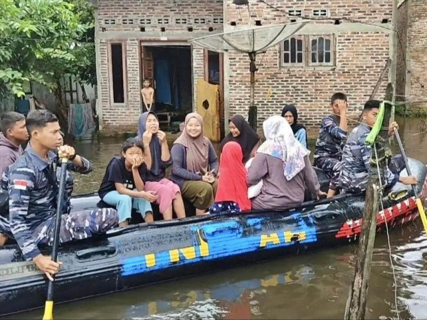 TNI Angkatan Laut bantu warga korban banjir salurkan hak pilih di Pilkada serentak 2024. Foto: TNI AL