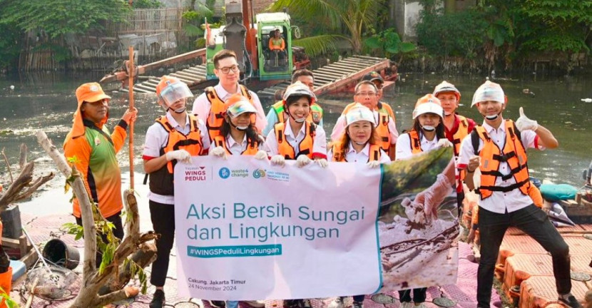 Hari Kesehatan Nasional, Yayasan WINGS Peduli melakukan aksi bersih sungai dan lingkungan. (Foto: Dok Yayasan WINGS Peduli)