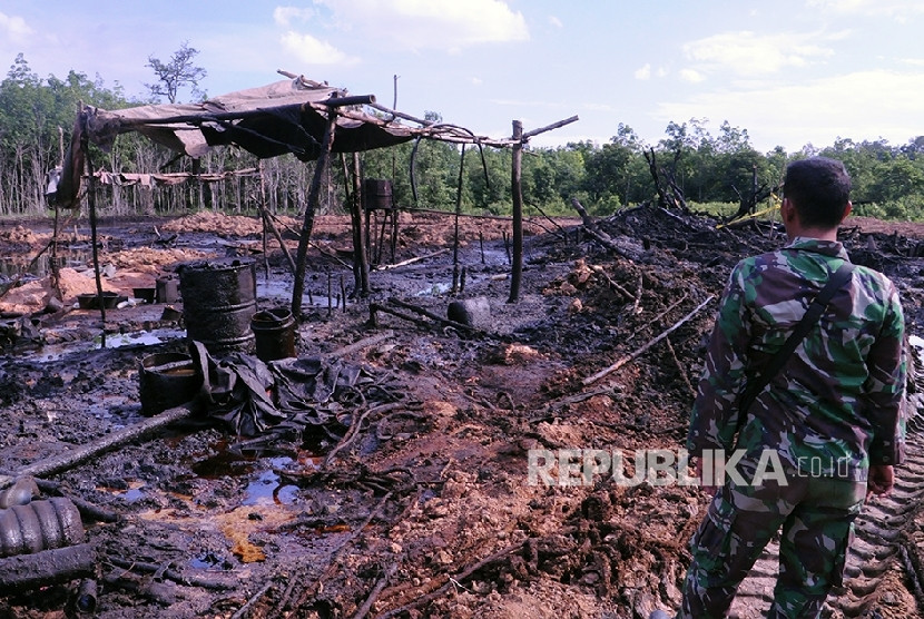 Pencemaran lingkungan minyak mentah dari illegal drilling. (FOTO: Maspril Aries)