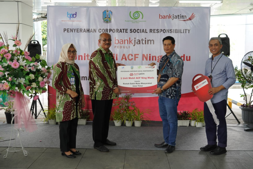 Penyerahan CSR dari Bank Jatim ke RSMM Jawa Timur