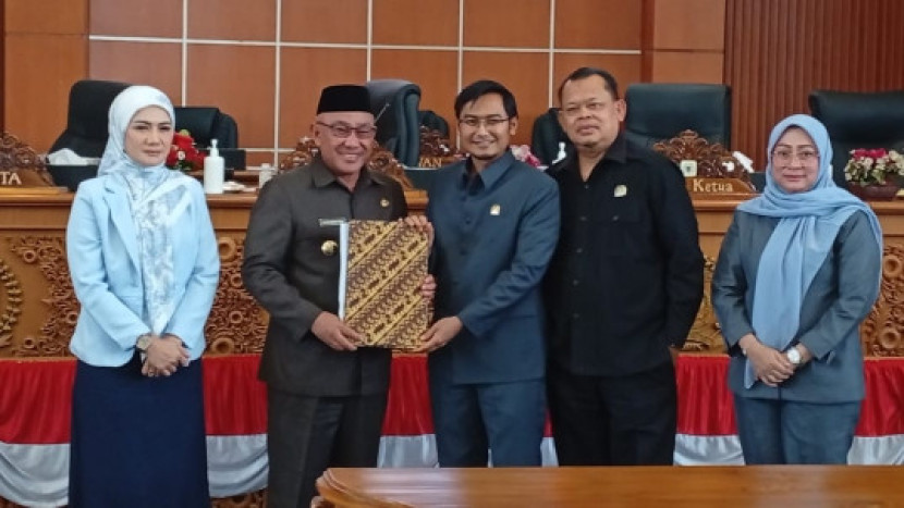 Wali Kota Depok KH Muhammad Idris menerima hasil reses anggota DPRD Kota Depok yang diserahkan oleh Ketua DPRD Kota Depok pada Rapat Paripurna, Kamis (28/11).