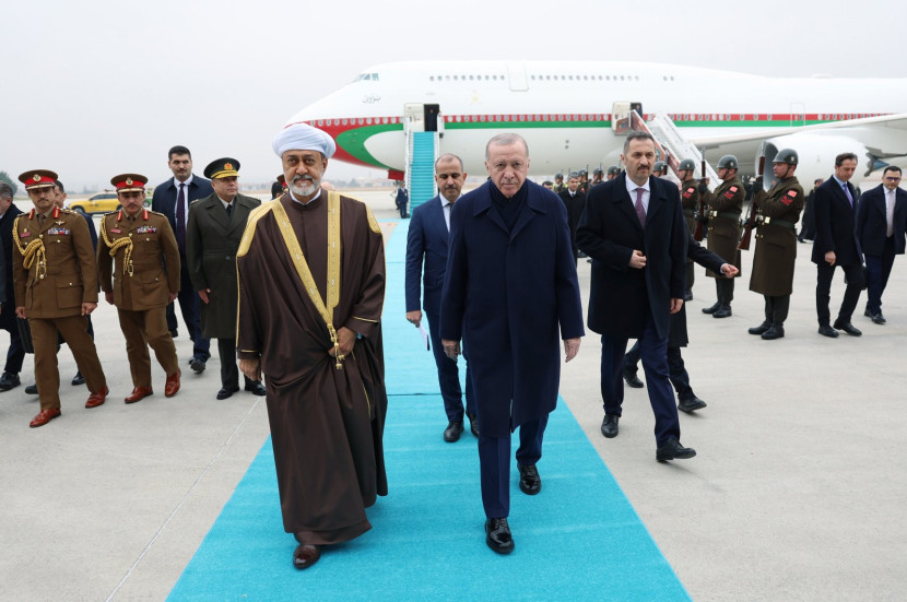 Presiden Recep Tayyip Erdoğan menyambut Sultan Haitham bin Tariq dari Oman di Bandara Esenboga, Ankara, Kamis (28/11/2024). Sumber: AA