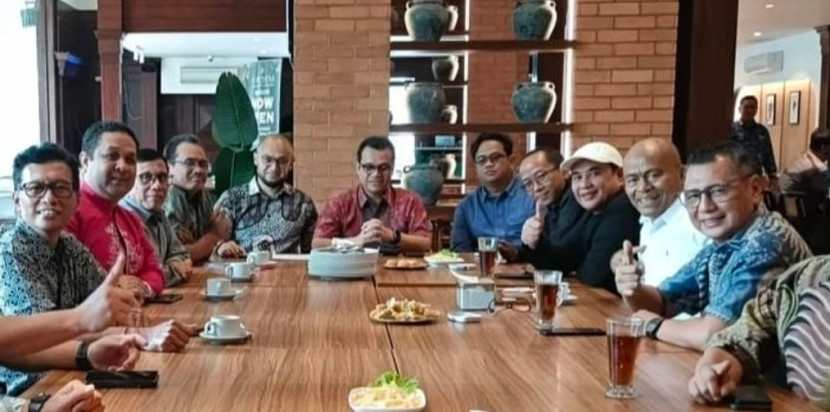 Wamen Komdigi, Nezar Patria mempertemukan kedua kubu PWI Pusat yang berseteru. Diminta untuk segera rekonsiliasi melalui kongres. (Foto: Dok PWI DKI Jakarta)