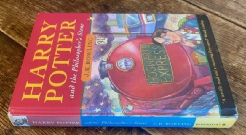 Buku cetakan pertama Harry Potter and the Philosopher's Stone. (Sumber: Rare Book Auction via BBC)