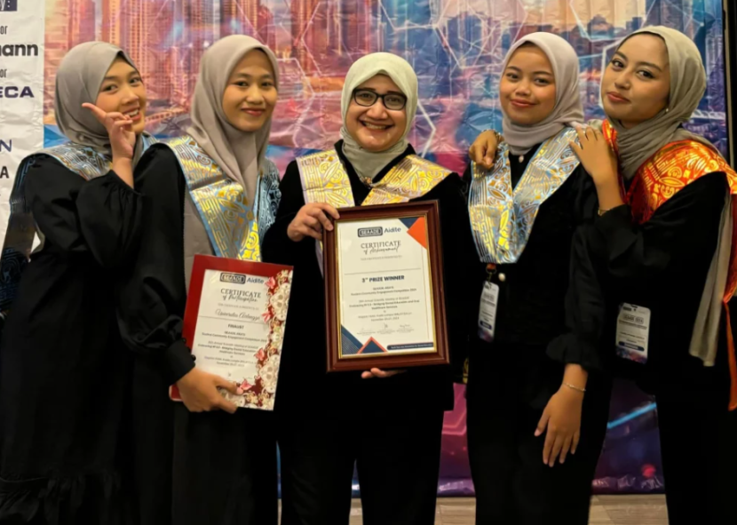 Mahasiswa Unair yang meraih prestasi di ajang internasional di Malaysia. Foto : unair