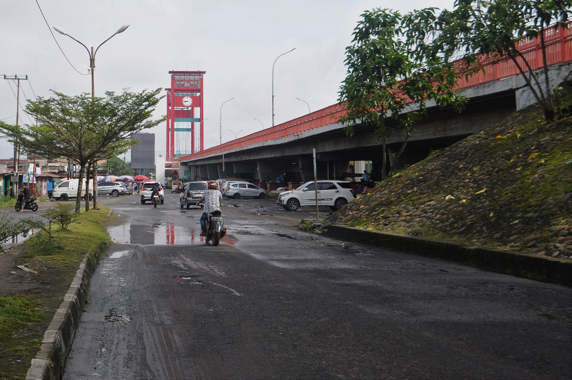 Di bawah Jembatan Ampera di Seberang Ulu jadi Terminal Angkutan 7 Ulu. (Foto: SumatraLink.id/Mursalin Yasland)